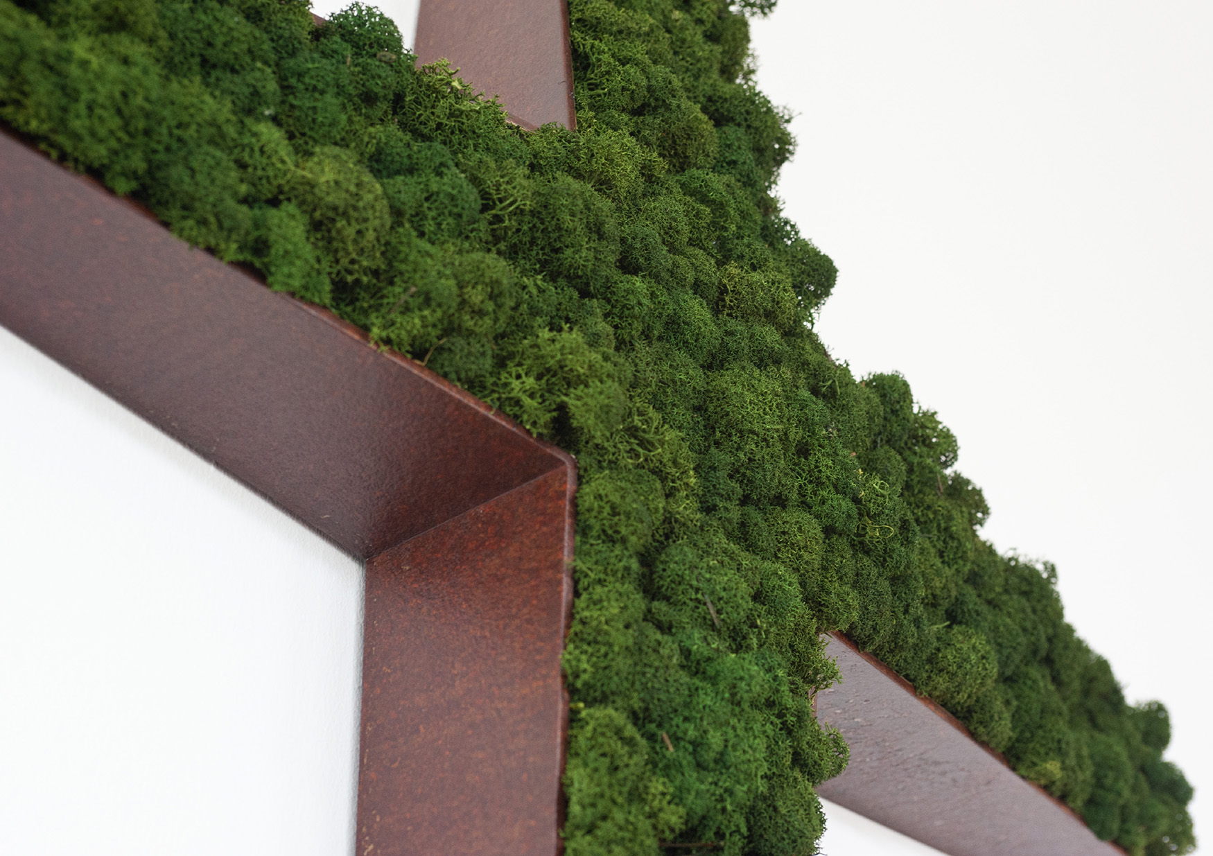 (Corten-Kreuz mit langsam wachsendem Moos gefüllt)